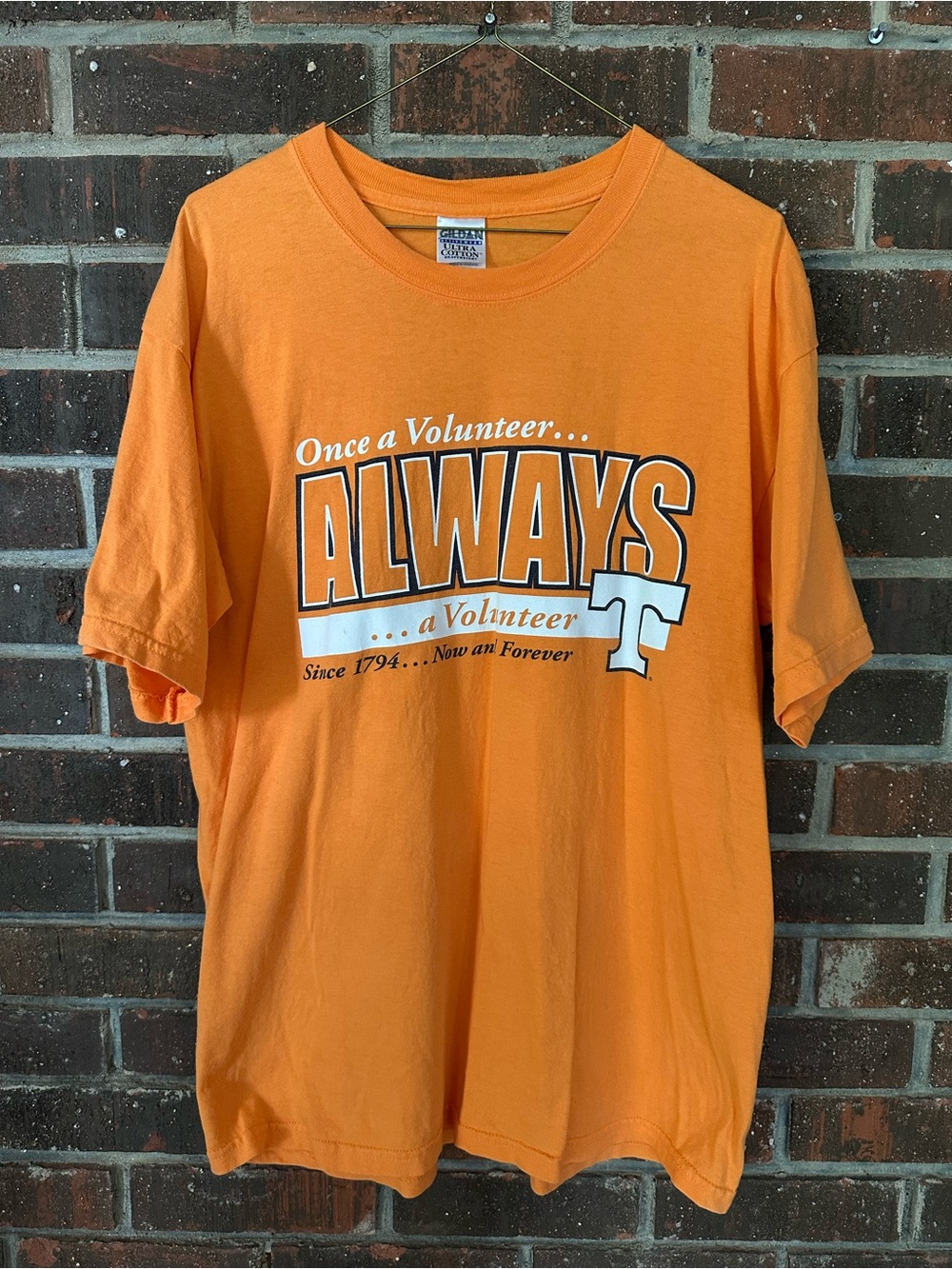 Vintage 2000s Gildan Orange Tennessee Volunteers Short Sleeve Graphic Tee